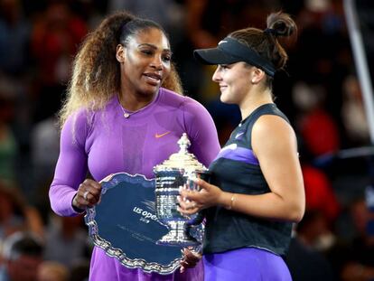 Serena y Andreescu, durante la entrega de trofeos en Nueva York.