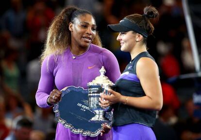 Serena y Andreescu, durante la entrega de trofeos en Nueva York.