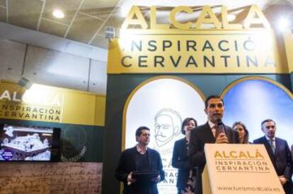 El alcalde de Alcalá presenta la app (al fondo en la pantalla) este jueves en Fitur.