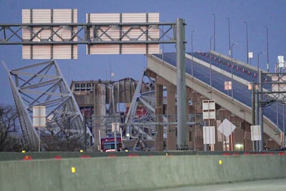 Estado en el que ha quedado el puente Francis Scott Key tras su derrumbe, este martes. 