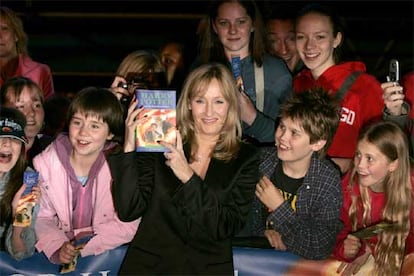 Dentro de la parafernalia y la mercadotecnia que acompañan todo lo relacionado con el pequeño mago (ya no tan pequeño, pues es un adolescente), J.K. Rowling, la autora del libro, convocó al filo de la medianoche a la prensa en el castillo de Edimburgo, donde presentó el libro de manera oficial ante 70 niños que asistirán como invitados especiales y que escucharon a la escritora leer pasajes de la obra.