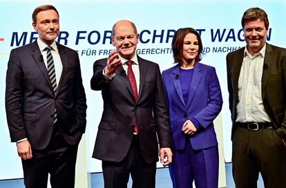 Christian Lindner (liberales), Olaf Scholz (SPD) y Annalena Baerbock junto a Robert Habeck (verdes), este miércoles en Berlín.