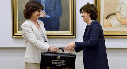 Carmen Calvo, recibe la cartera de la exvicepresidenta Soraya Sáez de Santamaría.