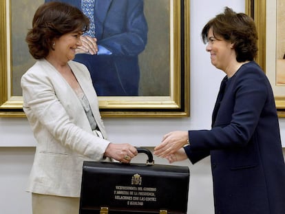 Carmen Calvo, recibe la cartera de la exvicepresidenta Soraya Sáez de Santamaría.