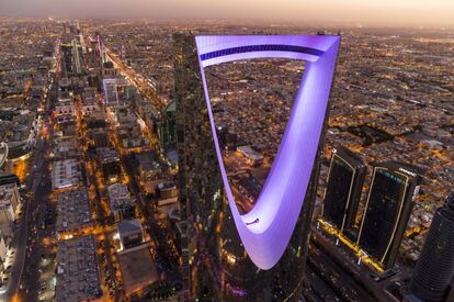 El Kingdom Centre es un rascacielos situado en la ciudad de Riad, en Arabia Saudí. Edificado en 2002 y con una altura de 302 metros es el quinto edificio más alto del país, después de las Torres Abraj Al Bait, el Capital Market Authority Headquarters, el Burj Rafal y el KAFD World Trade Center.