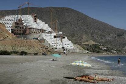 El hotel de 21 plantas que se está construyendo en la playa de El Algarrobico, dentro del parque natural de Cabo de Gata.