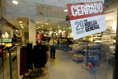 Un comercio, cercano a la madrileña Puerta del Sol, cerrado por la huelga.