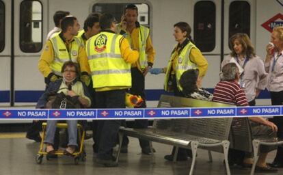 Los equipos sanitarios asisten a algunos de los heridos en el accidente.