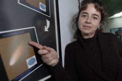 Luisa María Lara, junto a imágenes del cometa Tempel 1, en el que impactó un proyectil de <i>Deep Impact. </i>