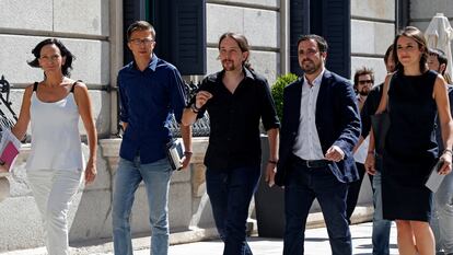 Carolina Bescansa, Errejon, Pablo Iglesias, Garzón y Montero de Unidos Podemos llegando al Congreso, en 2016.