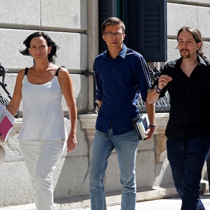 Carolina Bescansa, Errejon, Pablo Iglesias, Garzón y Montero de Unidos Podemos llegando al Congreso, en 2016.