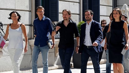 Carolina Bescansa, Errejon, Pablo Iglesias, Garzón y Montero de Unidos Podemos llegando al Congreso, en 2016.