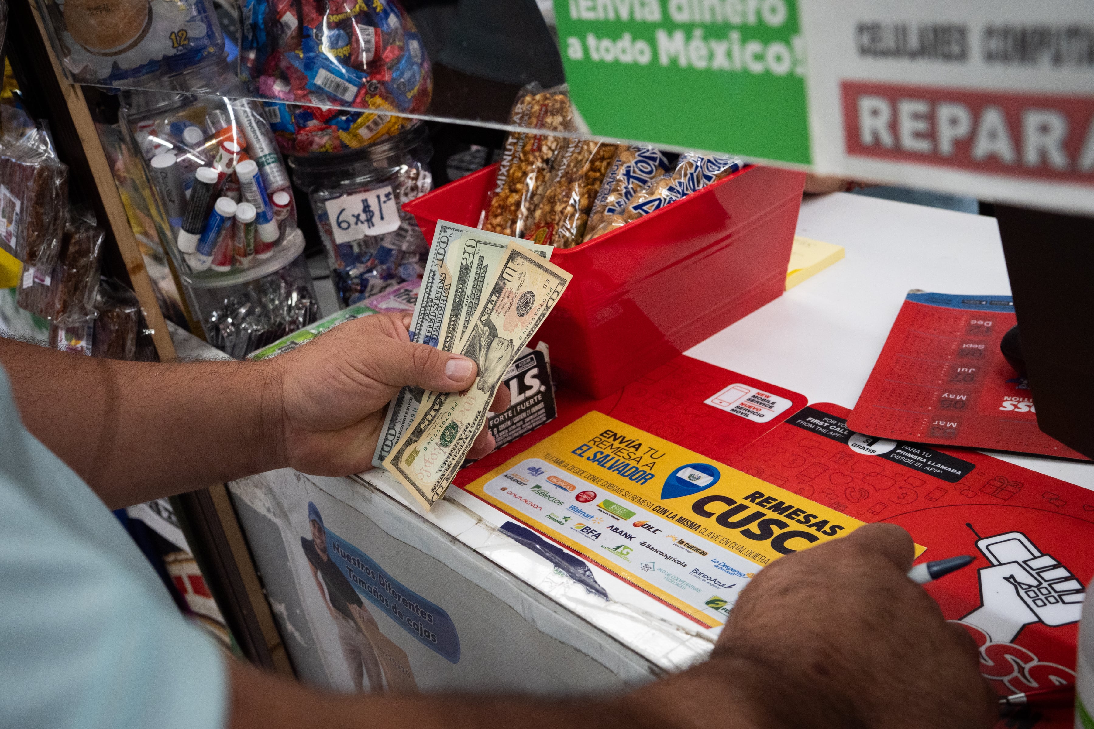 Las remesas a México resisten las restricciones de Trump a los migrantes en el sistema financiero de EE UU