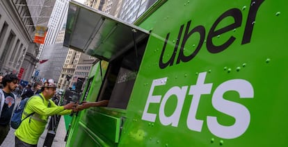 Un puesto de reparto de Uber Eats en EE UU, el pasado mes de mayo.