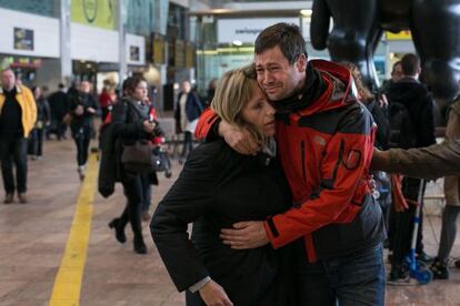 Allegados de una de las víctimas, en el aeropuerto de El Prat, ayer.