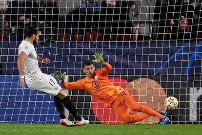 Mir hace el segundo gol del Sevilla al Wolfsburgo