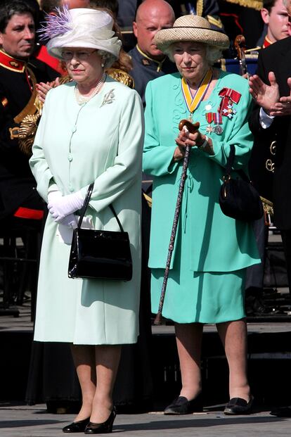 La reina Isabel II y Vera Lynn, en un homenaje a los caídos en la II Guerra Mundial en 2005.