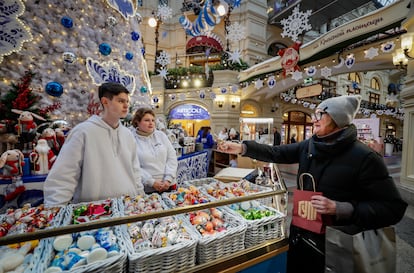 Una mujer compraba un adorno navideño en el centro comercial Gum, el jueves en Moscú.