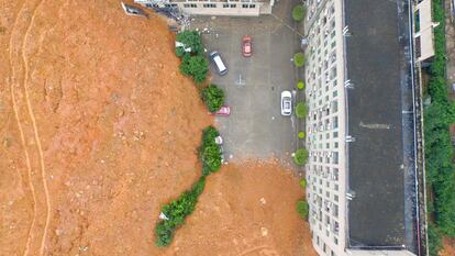 Una vista area que muestra el corrimiento de tierras ocurrido en un parque industrial de la ciudad de Shenzhen, China. Las autoridades chinas aumentaron este lunes de 59 a 91 el nmero de desaparecidos de la tragedia que sepult 33 edificios y oblig a la evacuacin de 900 personas.