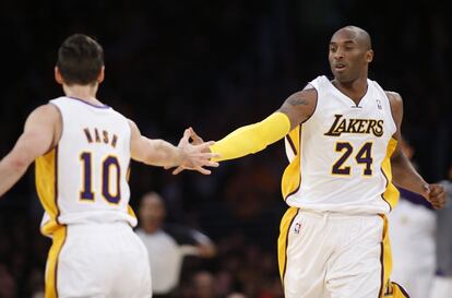 Nash y Kobre Bryant se chocan la mano durante un partido de los Lakers contra los Denver Nuggets, el 6 de enero de 2013.