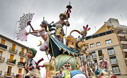 La falla 'Qui paga, mana', del artista Pedro Santaeulalia.