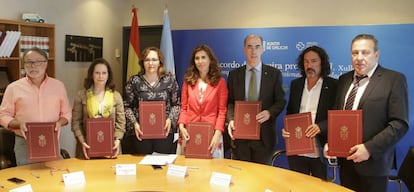 El conselleiro, en el centro con corbata, este viernes con los representantes de los sindicatos.