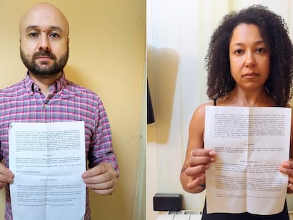Evgueni Irzhanski y su esposa Elizabeth, ciudadanos rusos residentes en Serbia y críticos con la invasión de Ucrania, muestran sus documentos de expulsión, el viernes 8 de septiembre, en Belgrado.