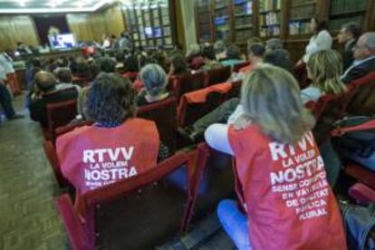 Trabajadores y periodistas siguen desde una sala contigua el juicio en el Tribunal Superior de Justicia de Valencia por el expediente de regulación de empleo en la Radiotelevisión Valenciana. EFE/Archivo