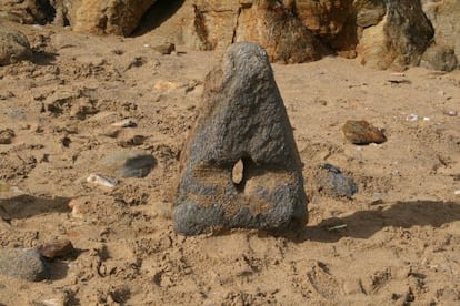 Ancla de 127 kilos hallada tras los temporales en la playa de San Rom&aacute;n.