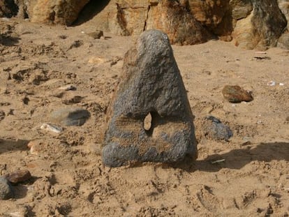 Ancla de 127 kilos hallada tras los temporales en la playa de San Rom&aacute;n.