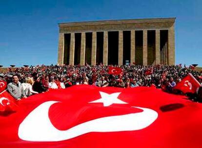 Una multitud extiende una gran bandera turca y grita consignas contra el Gobierno ante el mausoleo de Ataturk durante la manifestación de ayer en Ankara.