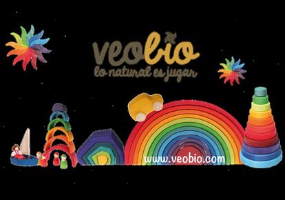 En VeoBio tienen juguetes seguros para los niños y también para nuestro planeta. Detrás de esta tienda online está la familia de Ana que un día decidió dejar la ciudad para ubicarse en un entorno natural. Así que su filosofía es la de acercar la naturaleza a través del juego a todos los que quieran disfrutarla. Por eso todos sus productos están hechos a mano con materiales naturales, sostenibles y biodegradables. Son juguetes de calidad, éticos, educativos y que promueven la creatividad estableciendo siempre una relación con el mundo natural. 