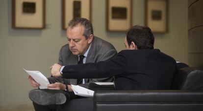El secretario autonómico de Autonomía Personal y Dependencia, Manuel Escolano, consulta un documento en las Cortes.
