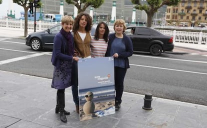 Nerea Txapartegi, a la izquierda, durante la presentación del cartel de la Semana Grande donostiarra.