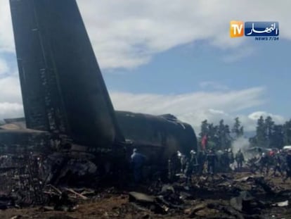 Destroços do avião militar que caiu na Argélia.