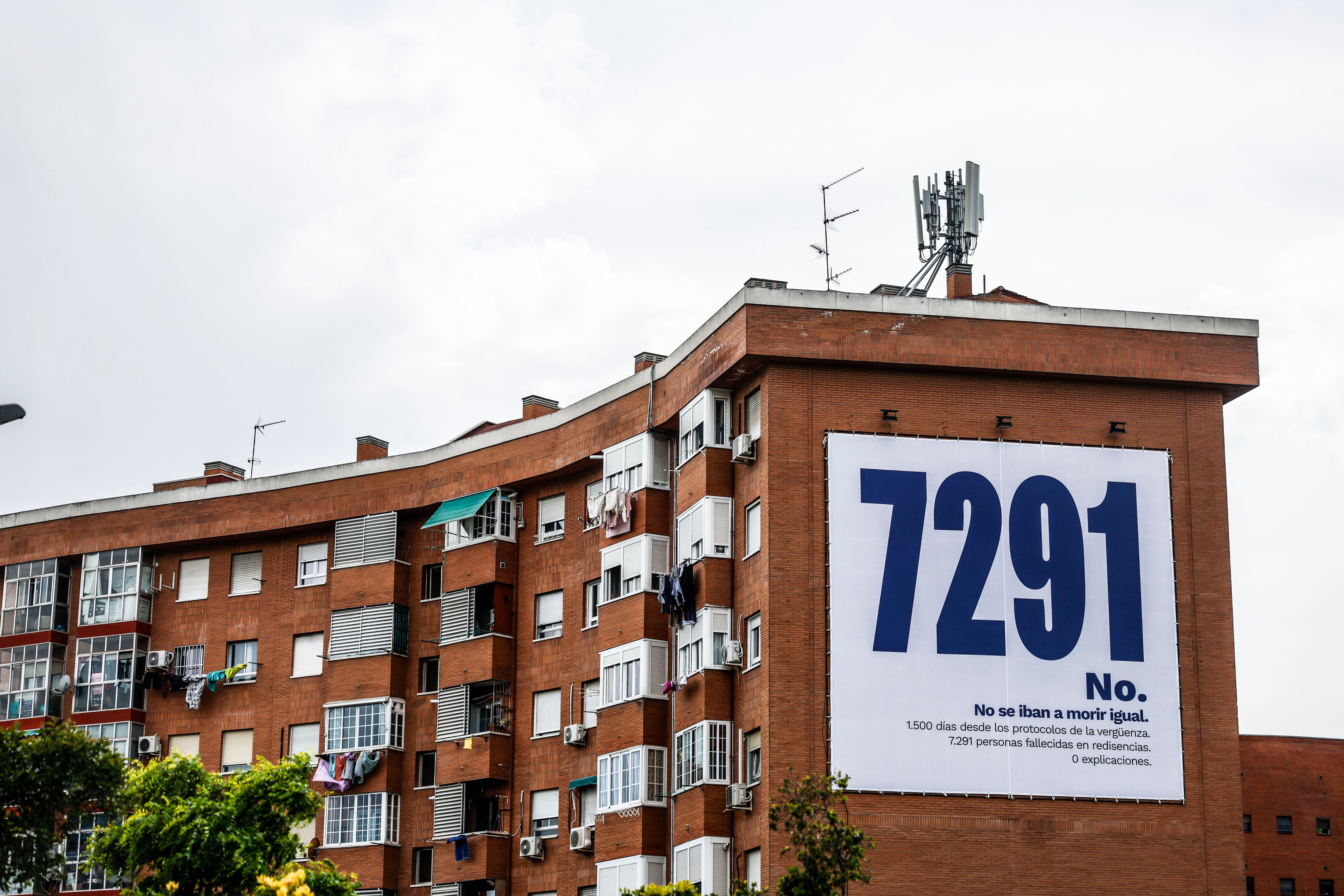 La Policía Municipal investiga al agente que ordenó retirar las lonas que recordaban a los fallecidos en las residencias de Madrid