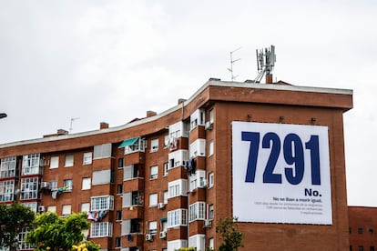 Más Madrid coloca dos lonas en la capital con la cifra que persigue a Ayuso desde el abandono en las residencias: 7.291