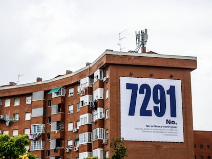 Lona que recuerda los 7291 muertos en residencias de Madrid en un edificio de Moratalaz.