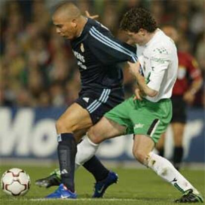 Ronaldo protege el balón frente a la presión de Pablo Cesar.