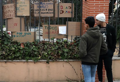 Dos menores acogidos en un centro de Madrid observan las muestras de apoyo tras un ataque registrado allí en 2019.