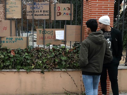 Dos menores acogidos en un centro de Madrid observan las muestras de apoyo tras un ataque registrado allí en 2019.