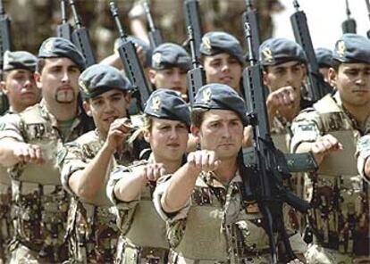 Desfile de tropas en Figueirido (Pontevedra) en el acto de despedida de los soldados que viajarán a Irak.