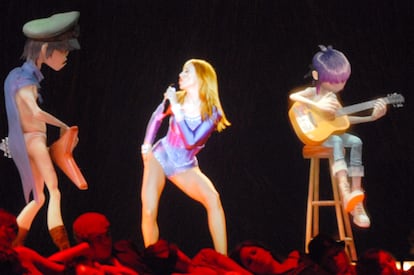 Madonna bailando con Gorillaz durante una actuación en los premios Grammy en 2006.