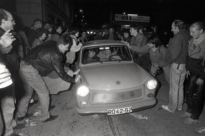 Entrada la madrugada, los Vopos y el Ejército no podían hacer frente al paso de las personas. En la imagen, berlineses pasan en un coche a Berlín occidental.