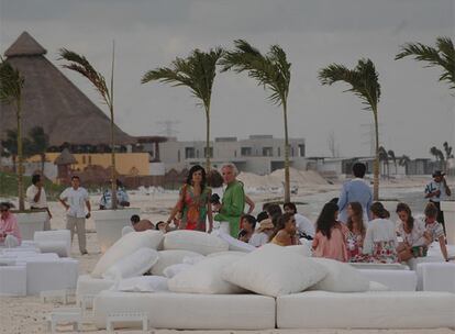 Los invitados al enlace han vivido varios días de lujo en las playas del Caribe mexicano. Entre los invitados están Alejandro Sanz, oti o Ana Aznar Agag.