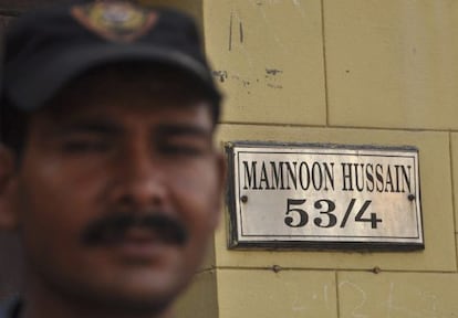 Un agente paquistaní vigila la residencia de Husein, el presidente electo.
