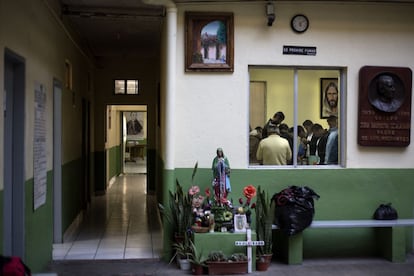La Casa del Migrante, de Tijuana, recibe a inmigrantes que esperan el momento para intentar cruzar a EE UU, o bien, han sido deportados.