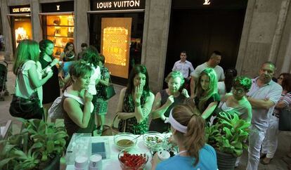 Valencia celebra la 'Summer shopening Night', una jornada en la que más de 150 comercios abren hasta medianoche.