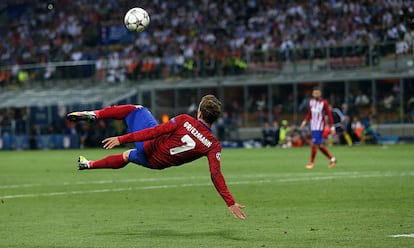 El vuelo de Antoine Griezmann durante el partido.