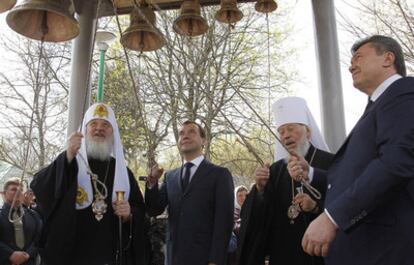 El presidente ruso Domitri Medvédev y el ucranio Viktor Yanukovych, participan en un servicio religioso en la catedral de San Elías, cerca de Chernobil (AP/RIA Novosti, Vladimir Rodionov, Servicio de Prensa Presidencia).